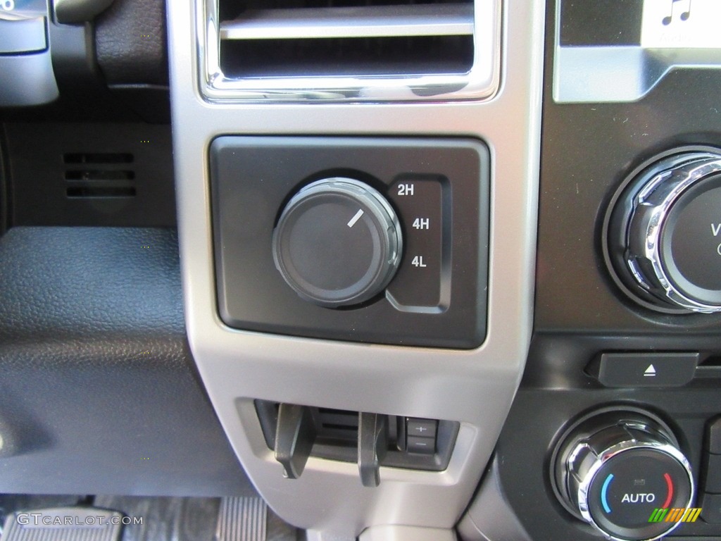 2017 Ford F350 Super Duty Lariat Crew Cab 4x4 Controls Photo #116173028