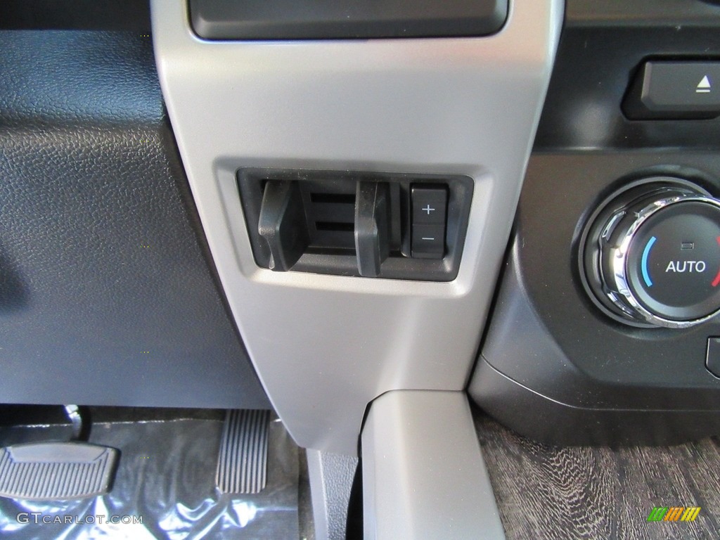 2017 Ford F350 Super Duty Lariat Crew Cab 4x4 Controls Photo #116173061