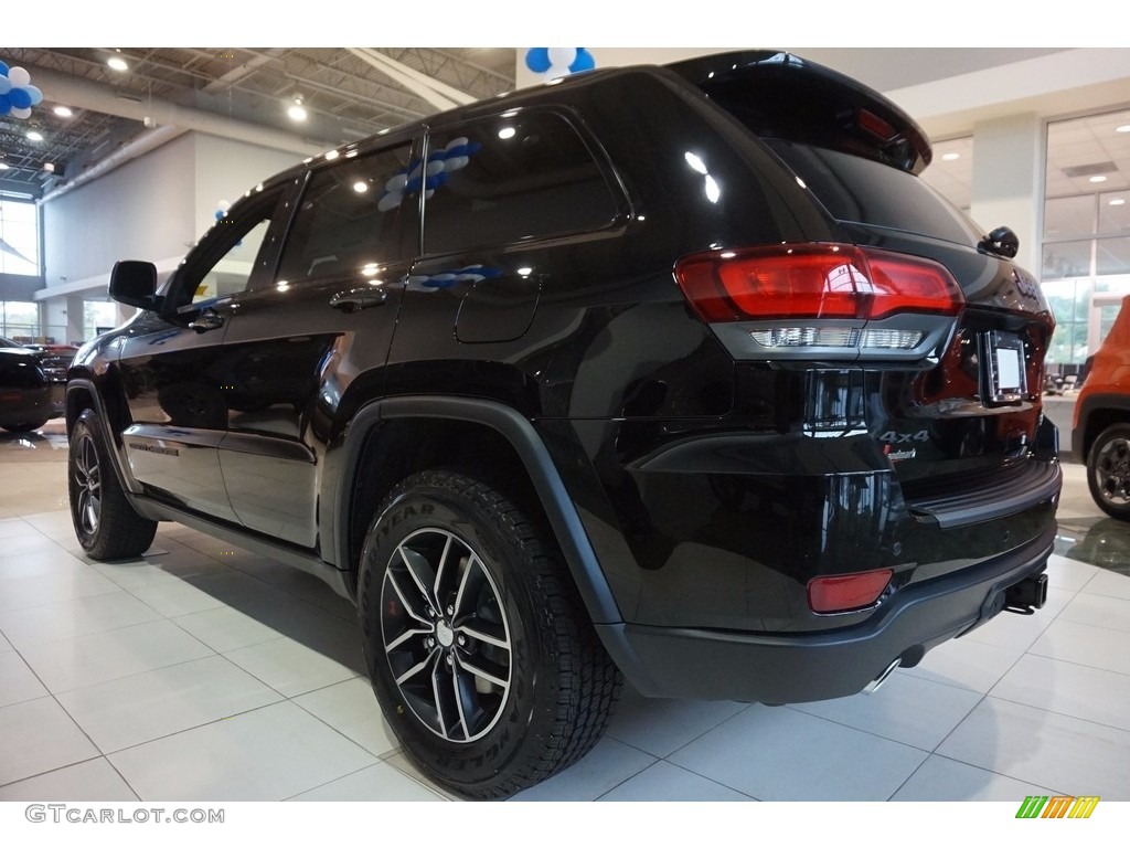 2017 Grand Cherokee Trailhawk 4x4 - Diamond Black Crystal Pearl / Black photo #2