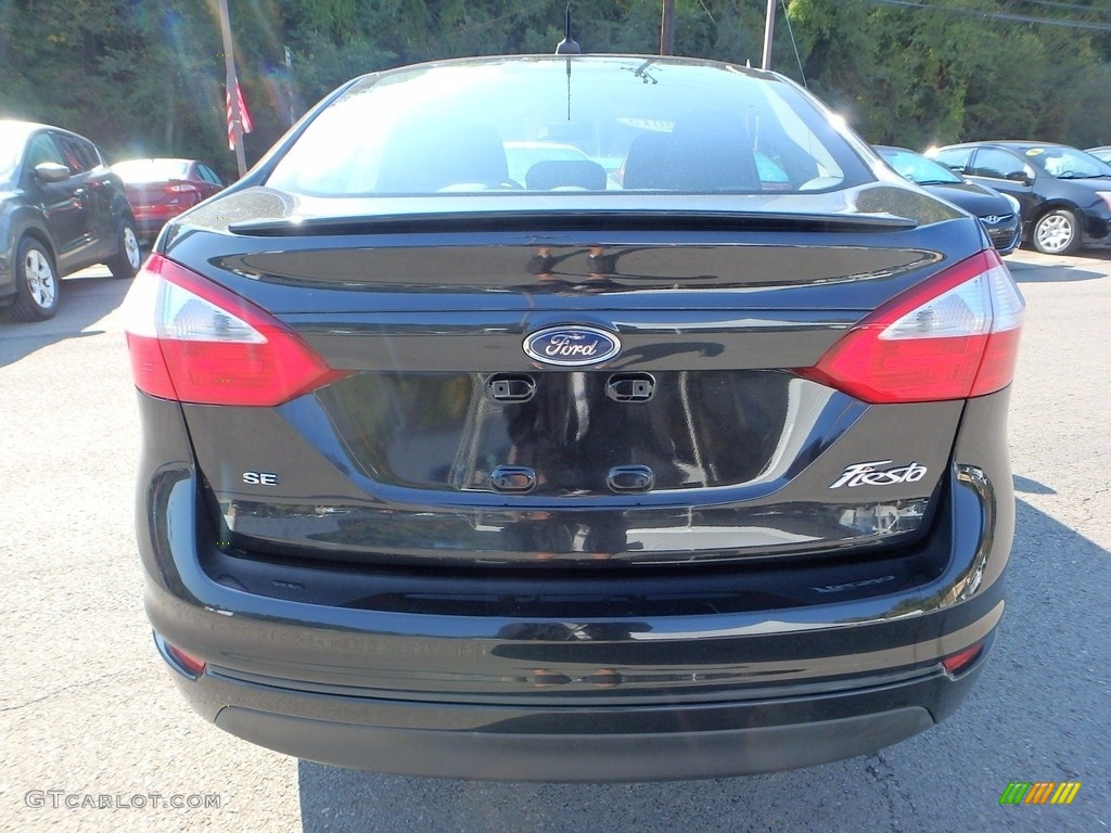 2015 Fiesta SE Sedan - Tuxedo Black Metallic / Charcoal Black photo #3