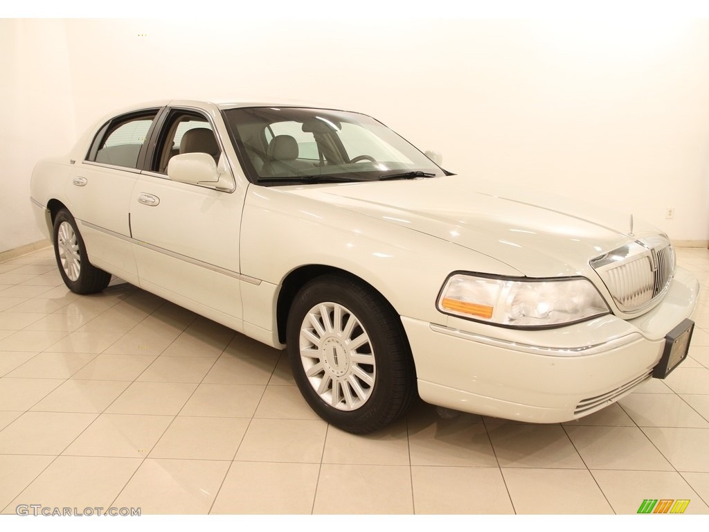 2005 Town Car Signature Limited - Cashmere Tri-Coat / Medium Light Stone/Dark Stone photo #1