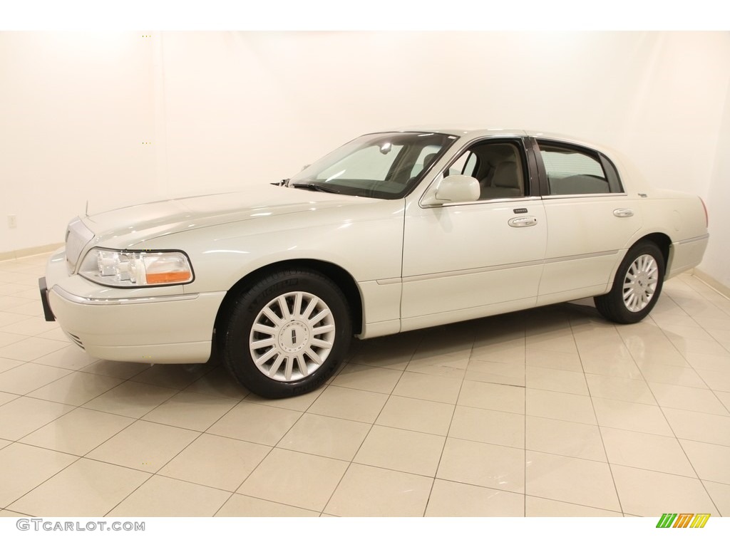 2005 Town Car Signature Limited - Cashmere Tri-Coat / Medium Light Stone/Dark Stone photo #3