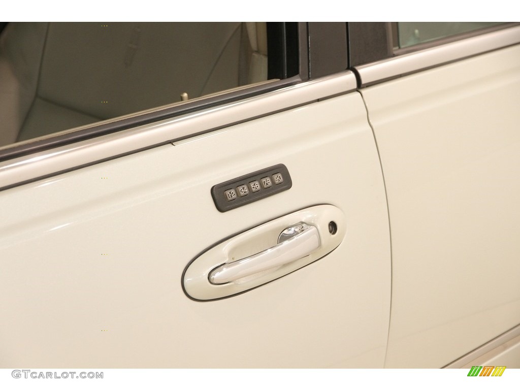 2005 Town Car Signature Limited - Cashmere Tri-Coat / Medium Light Stone/Dark Stone photo #4