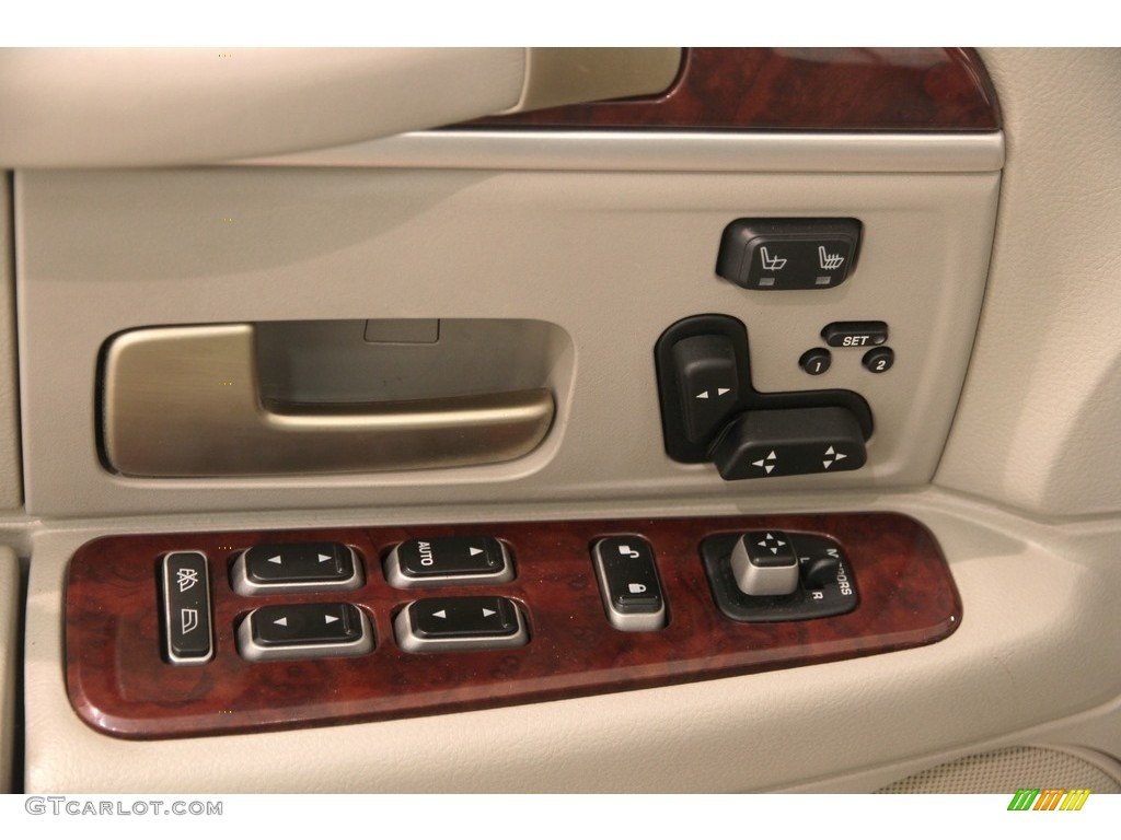 2005 Town Car Signature Limited - Cashmere Tri-Coat / Medium Light Stone/Dark Stone photo #6