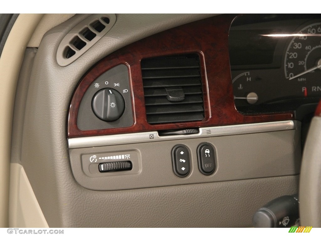 2005 Town Car Signature Limited - Cashmere Tri-Coat / Medium Light Stone/Dark Stone photo #7