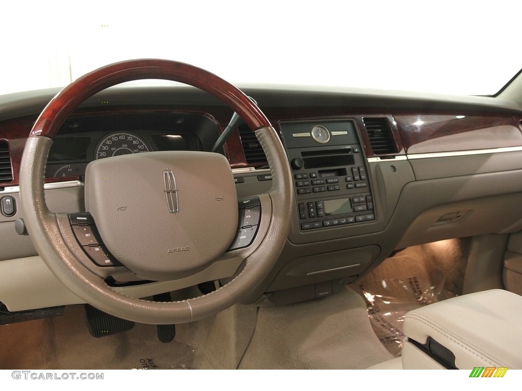 2005 Town Car Signature Limited - Cashmere Tri-Coat / Medium Light Stone/Dark Stone photo #9