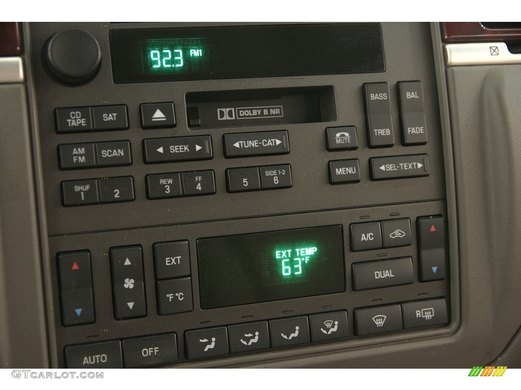 2005 Town Car Signature Limited - Cashmere Tri-Coat / Medium Light Stone/Dark Stone photo #15