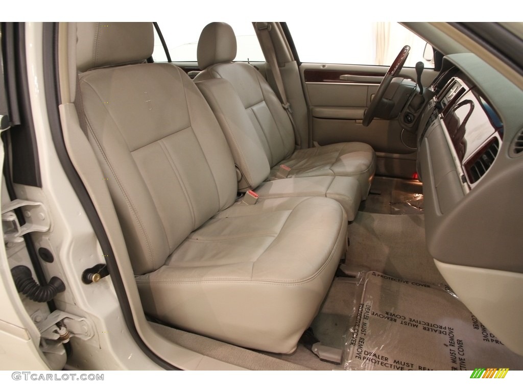 2005 Town Car Signature Limited - Cashmere Tri-Coat / Medium Light Stone/Dark Stone photo #17