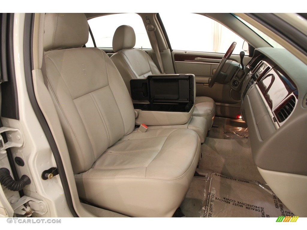2005 Town Car Signature Limited - Cashmere Tri-Coat / Medium Light Stone/Dark Stone photo #19