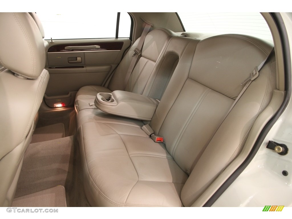 2005 Town Car Signature Limited - Cashmere Tri-Coat / Medium Light Stone/Dark Stone photo #22
