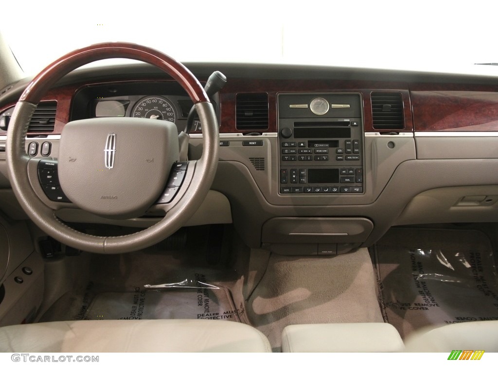 2005 Town Car Signature Limited - Cashmere Tri-Coat / Medium Light Stone/Dark Stone photo #23