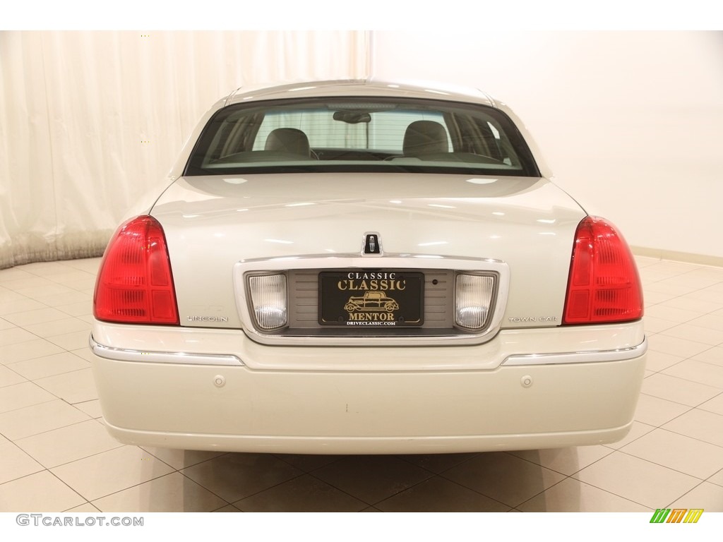 2005 Town Car Signature Limited - Cashmere Tri-Coat / Medium Light Stone/Dark Stone photo #24