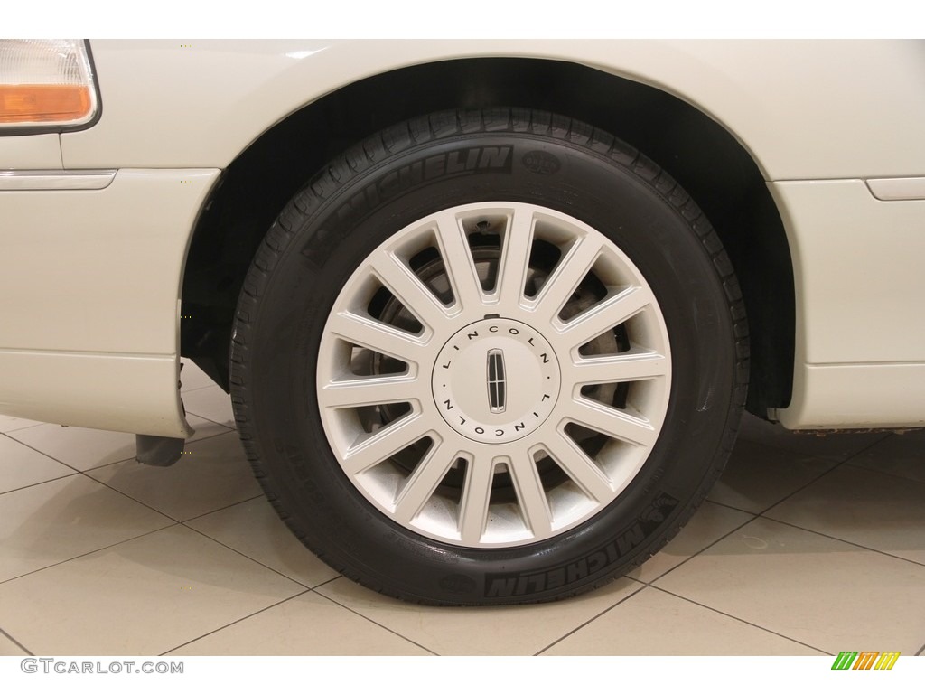 2005 Town Car Signature Limited - Cashmere Tri-Coat / Medium Light Stone/Dark Stone photo #26