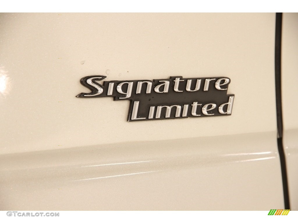 2005 Town Car Signature Limited - Cashmere Tri-Coat / Medium Light Stone/Dark Stone photo #28