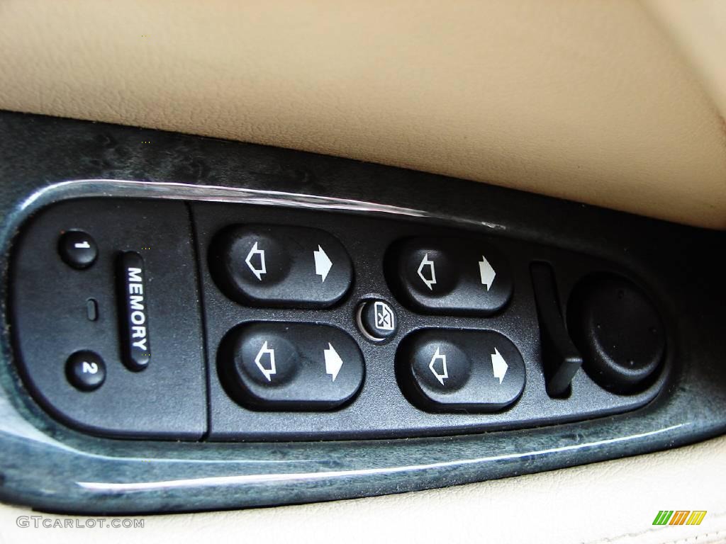 2006 Jaguar S-Type R Controls Photo #11624038