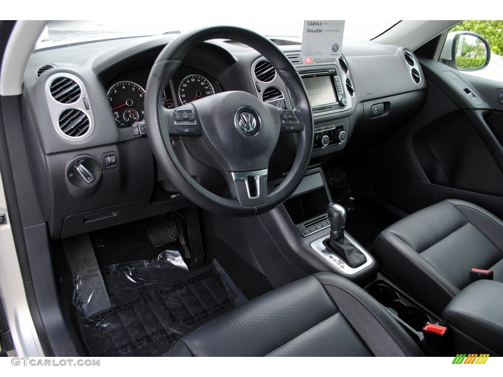 Charcoal Interior 2011 Volkswagen Tiguan SE Photo #116248220