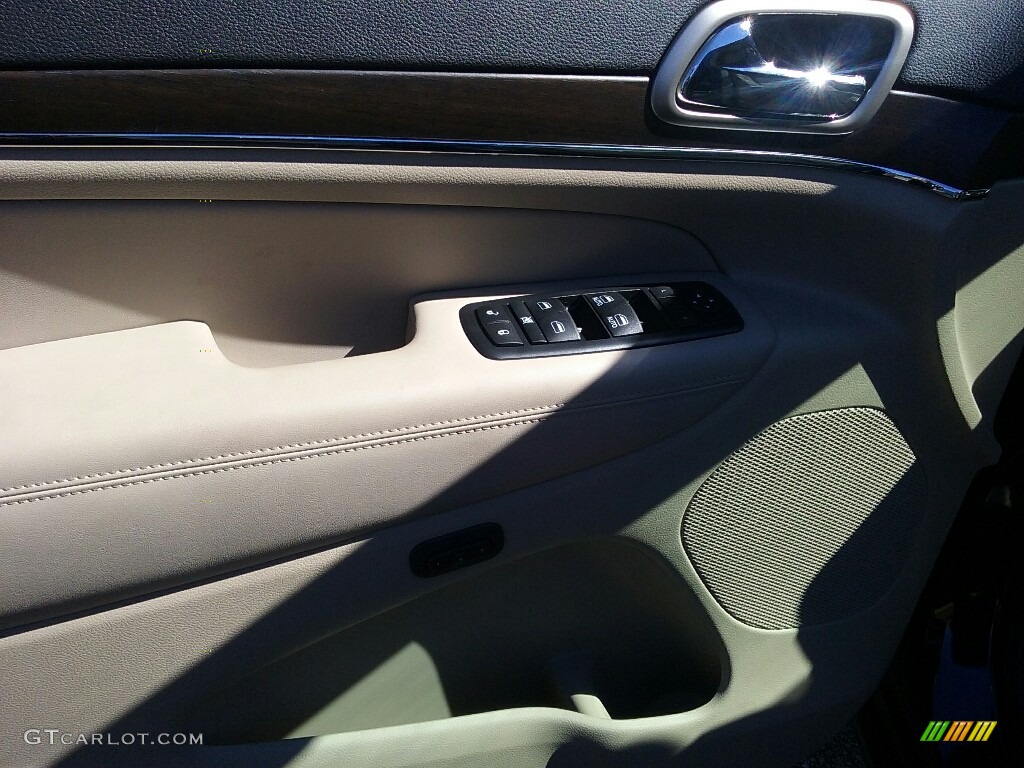 2017 Grand Cherokee Limited 4x4 - Diamond Black Crystal Pearl / Black/Light Frost Beige photo #3