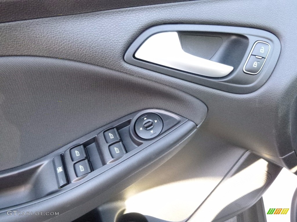 2016 Focus SE Sedan - Oxford White / Charcoal Black photo #10