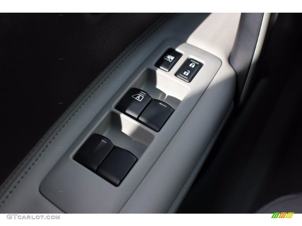 2011 Rogue SV - Silver Ice Metallic / Gray photo #43