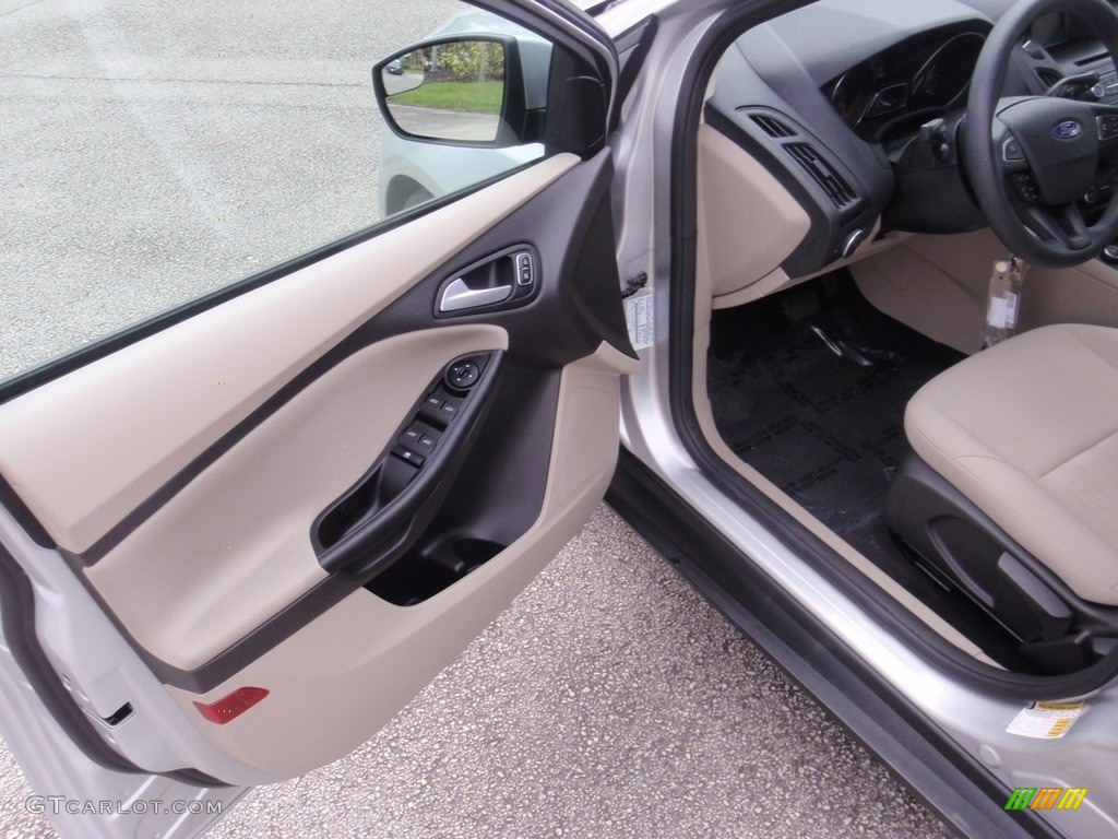 2015 Focus SE Hatchback - Ingot Silver Metallic / Charcoal Black photo #17