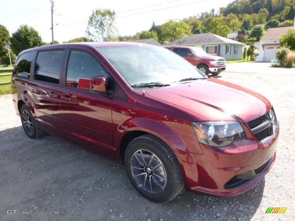 2017 Grand Caravan SE Plus - Octane Red / Black photo #11