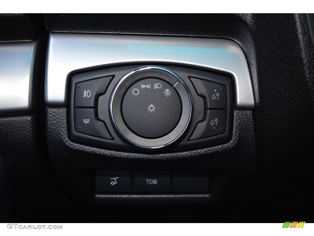 2017 Explorer XLT - White Platinum / Ebony Black photo #20