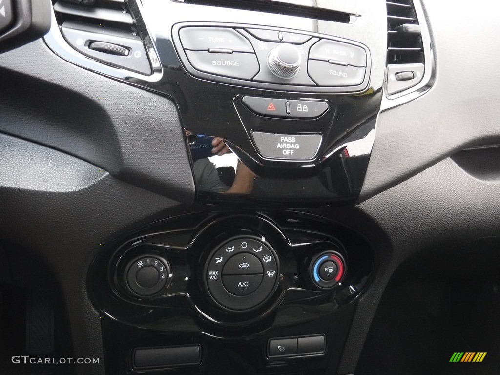 2015 Fiesta SE Hatchback - Race Red / Charcoal Black photo #17