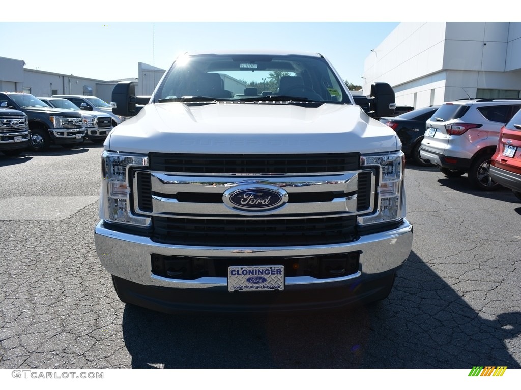 2017 F350 Super Duty XL Crew Cab 4x4 - Oxford White / Medium Earth Gray photo #4