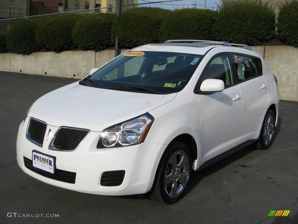 2009 Vibe 2.4 AWD - Ultra White / Ebony photo #2