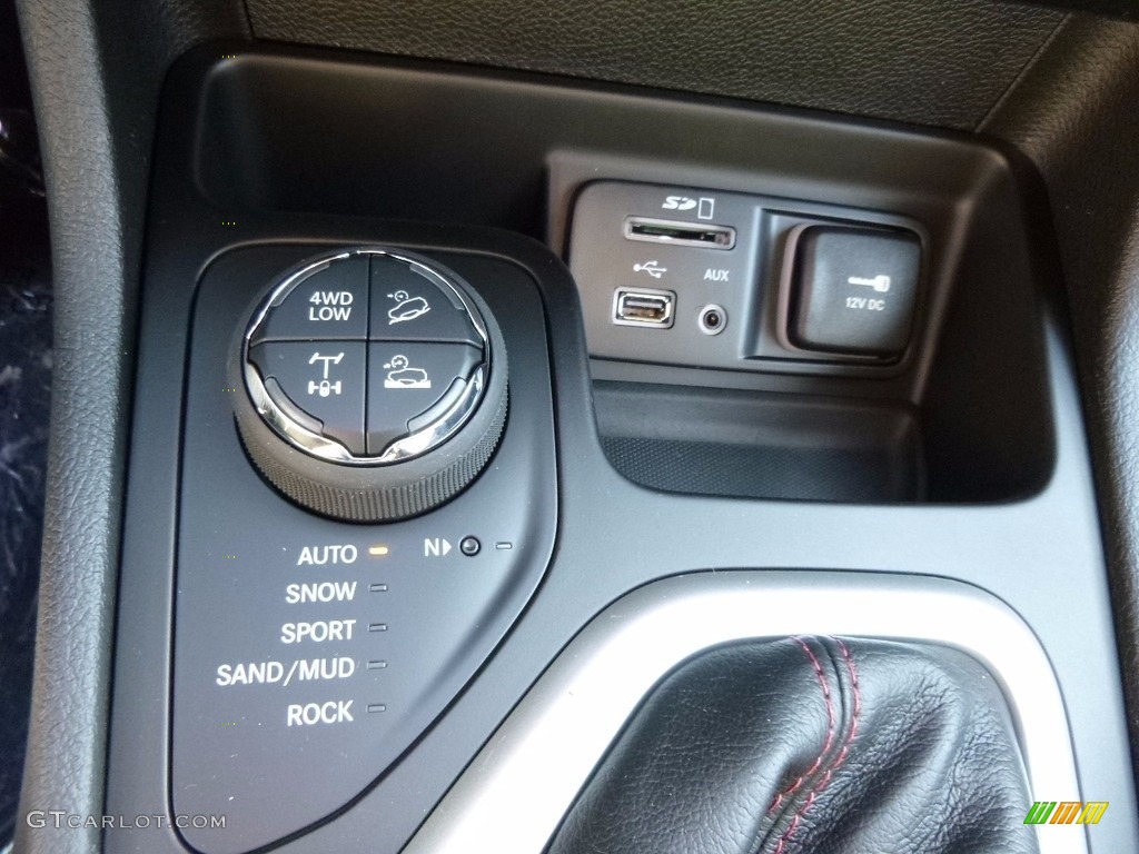 2017 Jeep Cherokee Trailhawk 4x4 Controls Photo #116527944
