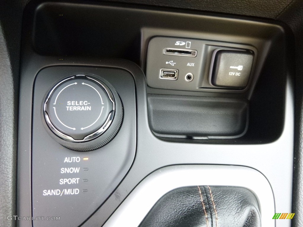 2017 Jeep Cherokee Limited 4x4 Controls Photo #116528367