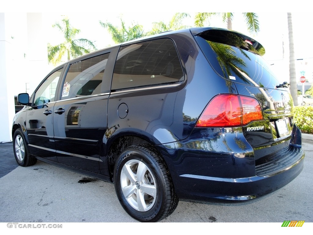 2011 Routan SE - Tanzanite Blue Metallic / Aero Gray photo #6