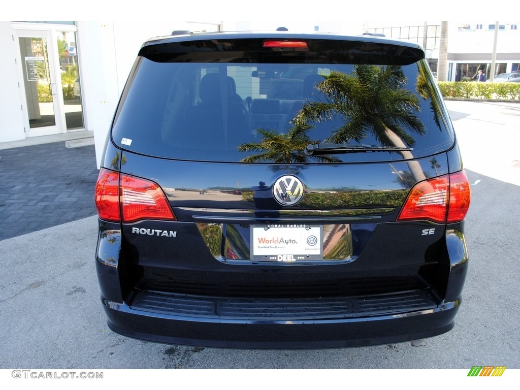 2011 Routan SE - Tanzanite Blue Metallic / Aero Gray photo #7