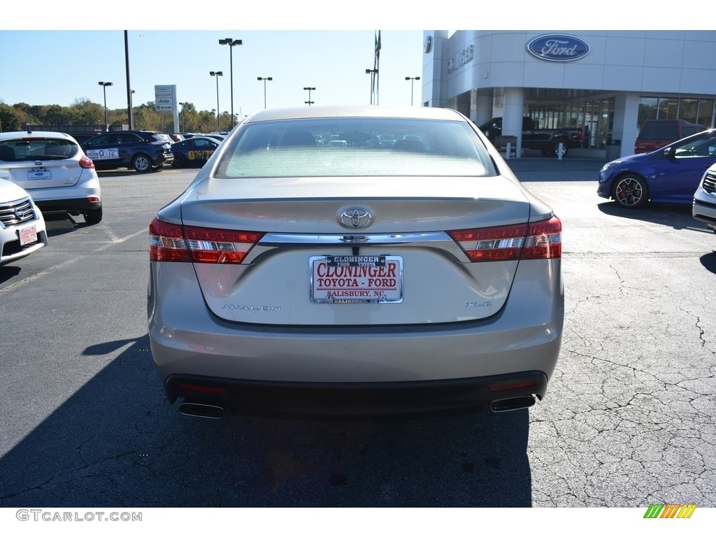 2013 Avalon XLE - Champagne Mica / Almond photo #4