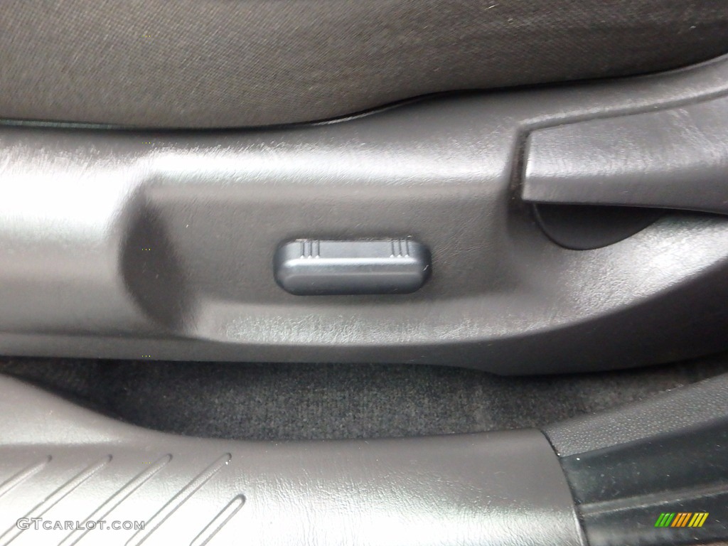 2011 Escape XLT V6 4WD - Ingot Silver Metallic / Charcoal Black photo #21