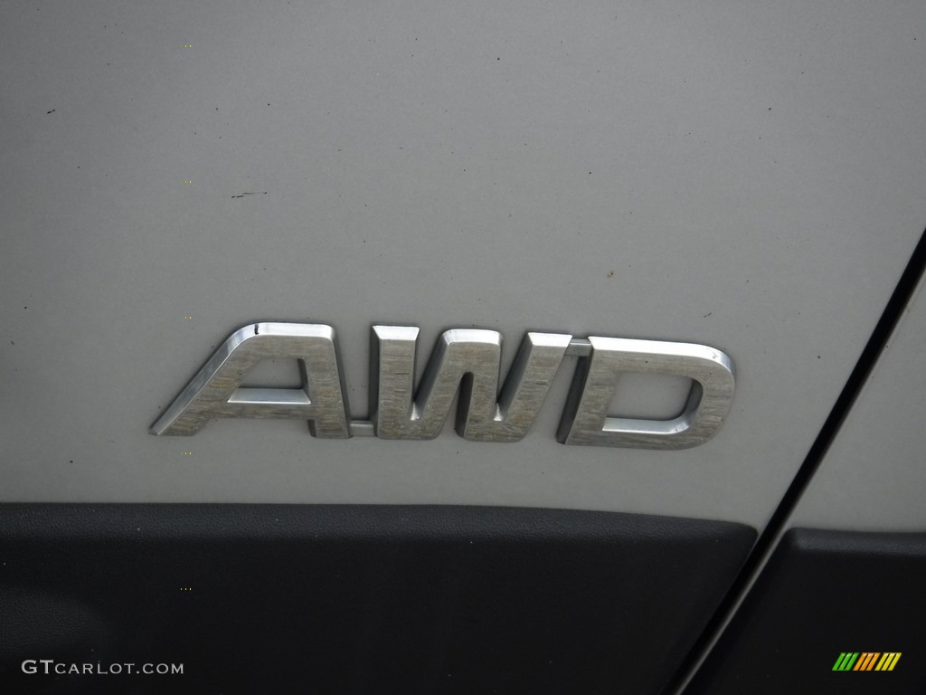 2011 Sorento LX V6 AWD - Bright Silver / Black photo #4