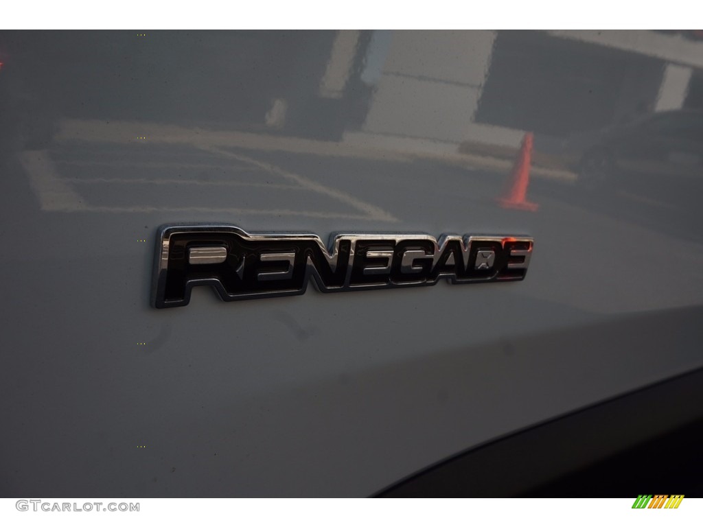 2017 Jeep Renegade Latitude Marks and Logos Photos