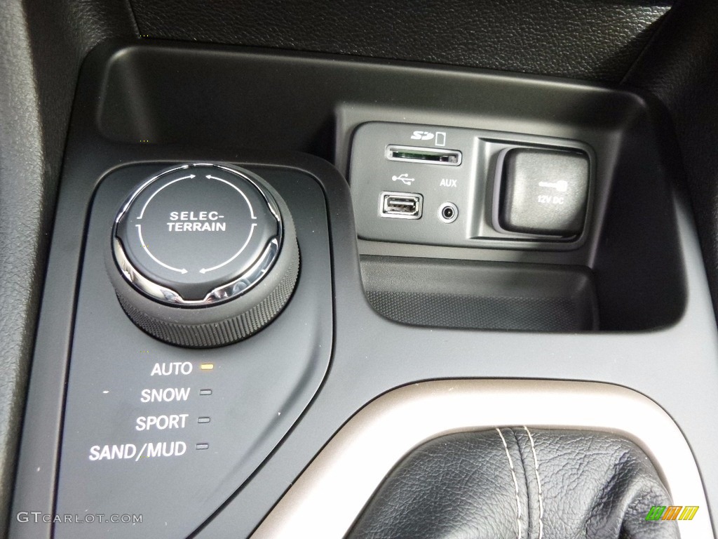 2017 Jeep Cherokee High Altitude 4x4 Controls Photo #116741659