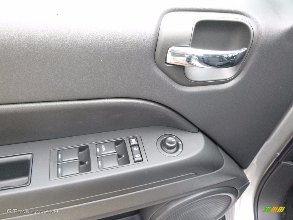 2017 Jeep Compass Sport 4x4 Controls Photo #116744641