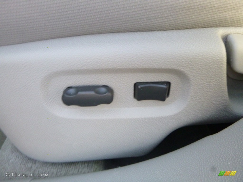 2011 HHR LT - Arctic Ice White / Gray photo #15