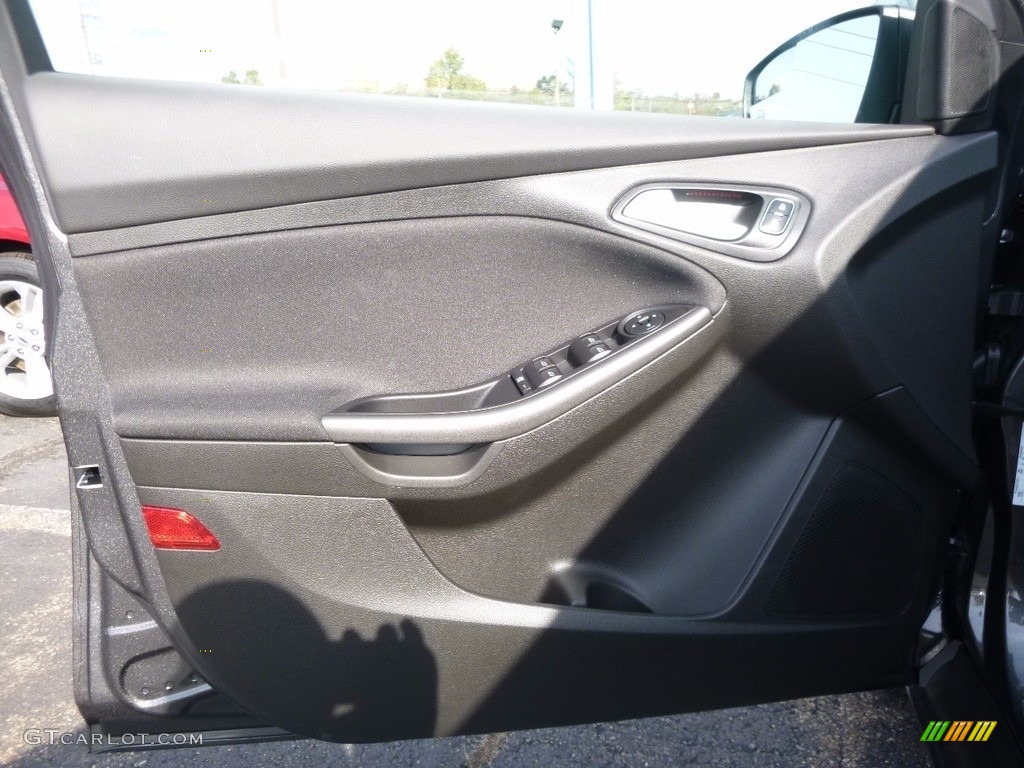 2016 Focus SE Hatch - Magnetic / Charcoal Black photo #10
