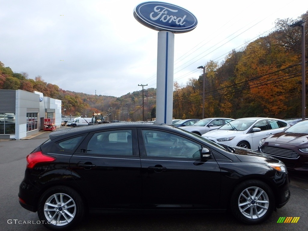 2016 Focus SE Hatch - Shadow Black / Charcoal Black photo #1