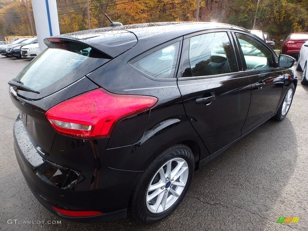 2016 Focus SE Hatch - Shadow Black / Charcoal Black photo #2