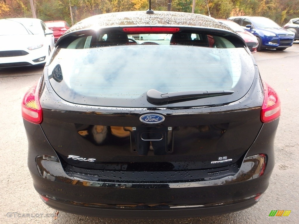 2016 Focus SE Hatch - Shadow Black / Charcoal Black photo #3
