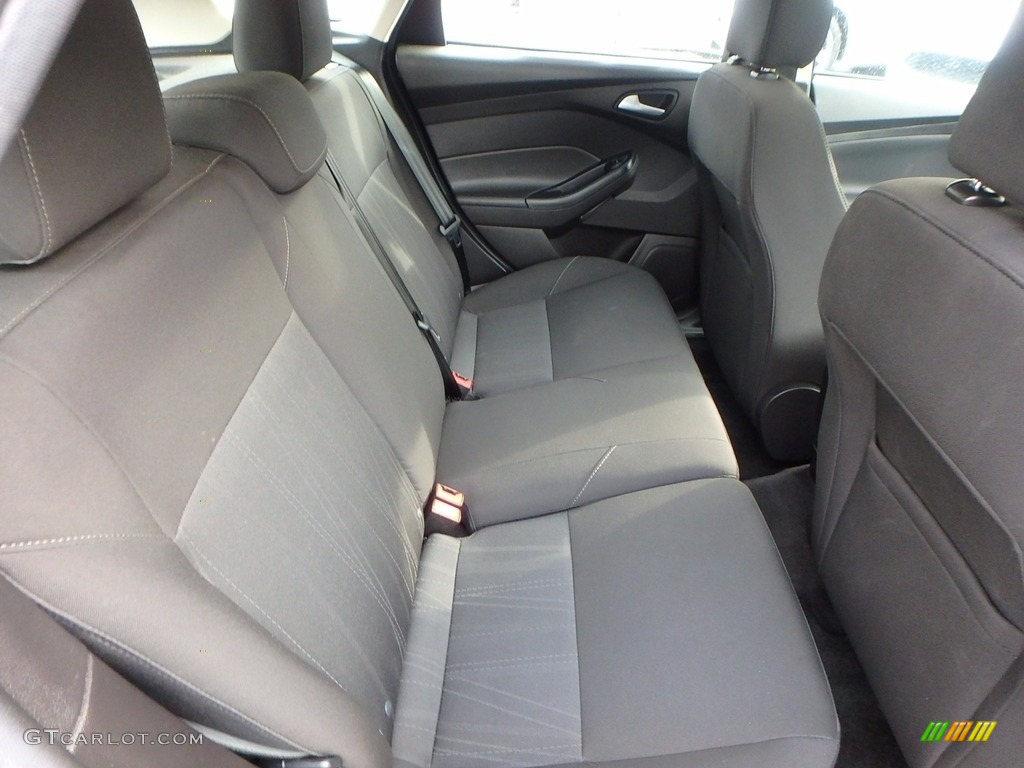 2016 Focus SE Hatch - Shadow Black / Charcoal Black photo #14