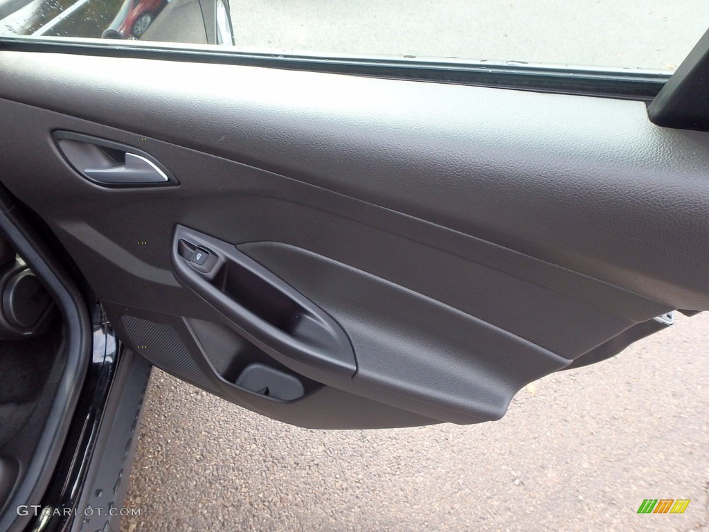 2016 Focus SE Hatch - Shadow Black / Charcoal Black photo #15
