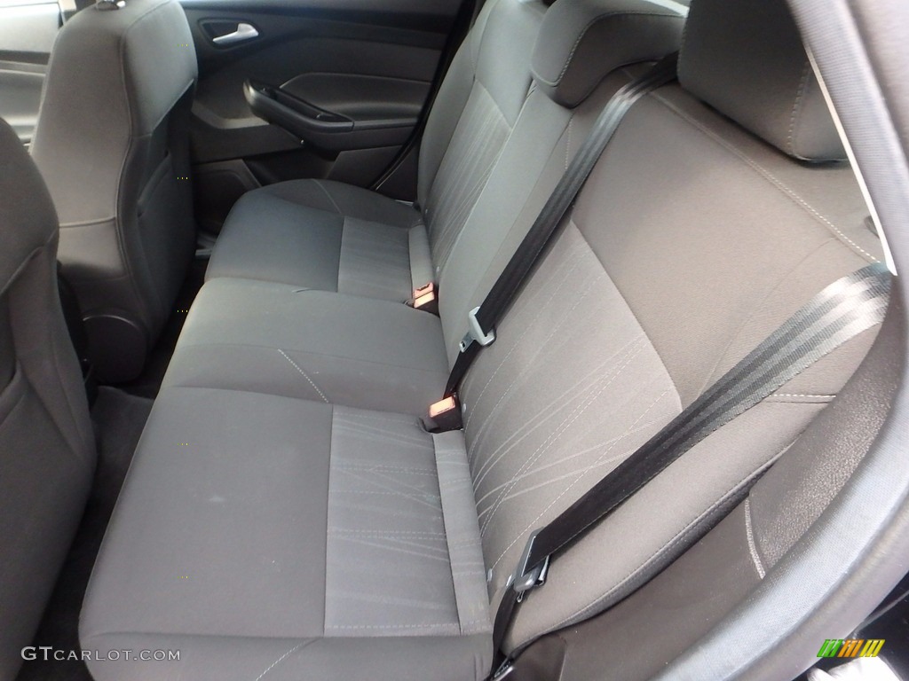 2016 Focus SE Hatch - Shadow Black / Charcoal Black photo #17