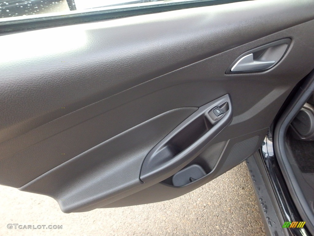 2016 Focus SE Hatch - Shadow Black / Charcoal Black photo #19
