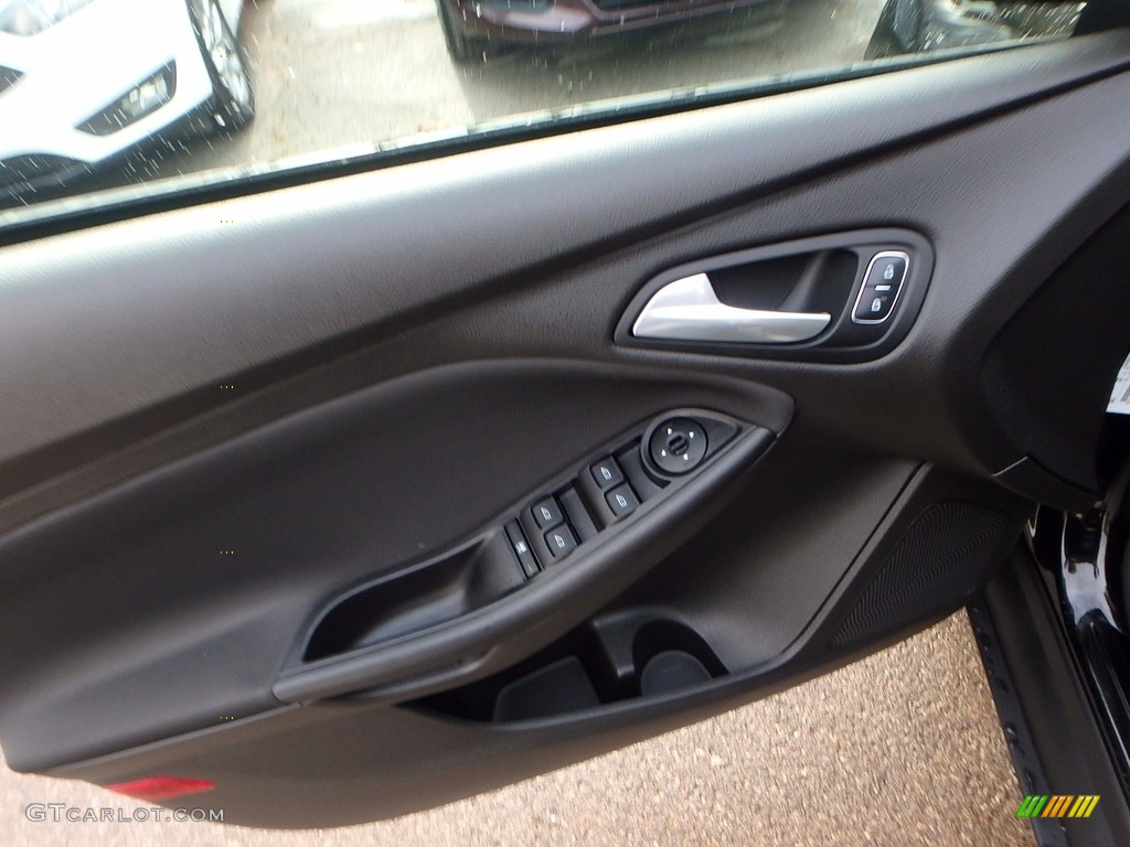 2016 Focus SE Hatch - Shadow Black / Charcoal Black photo #20