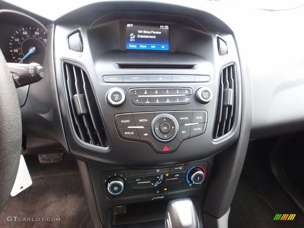 2016 Focus SE Hatch - Shadow Black / Charcoal Black photo #22